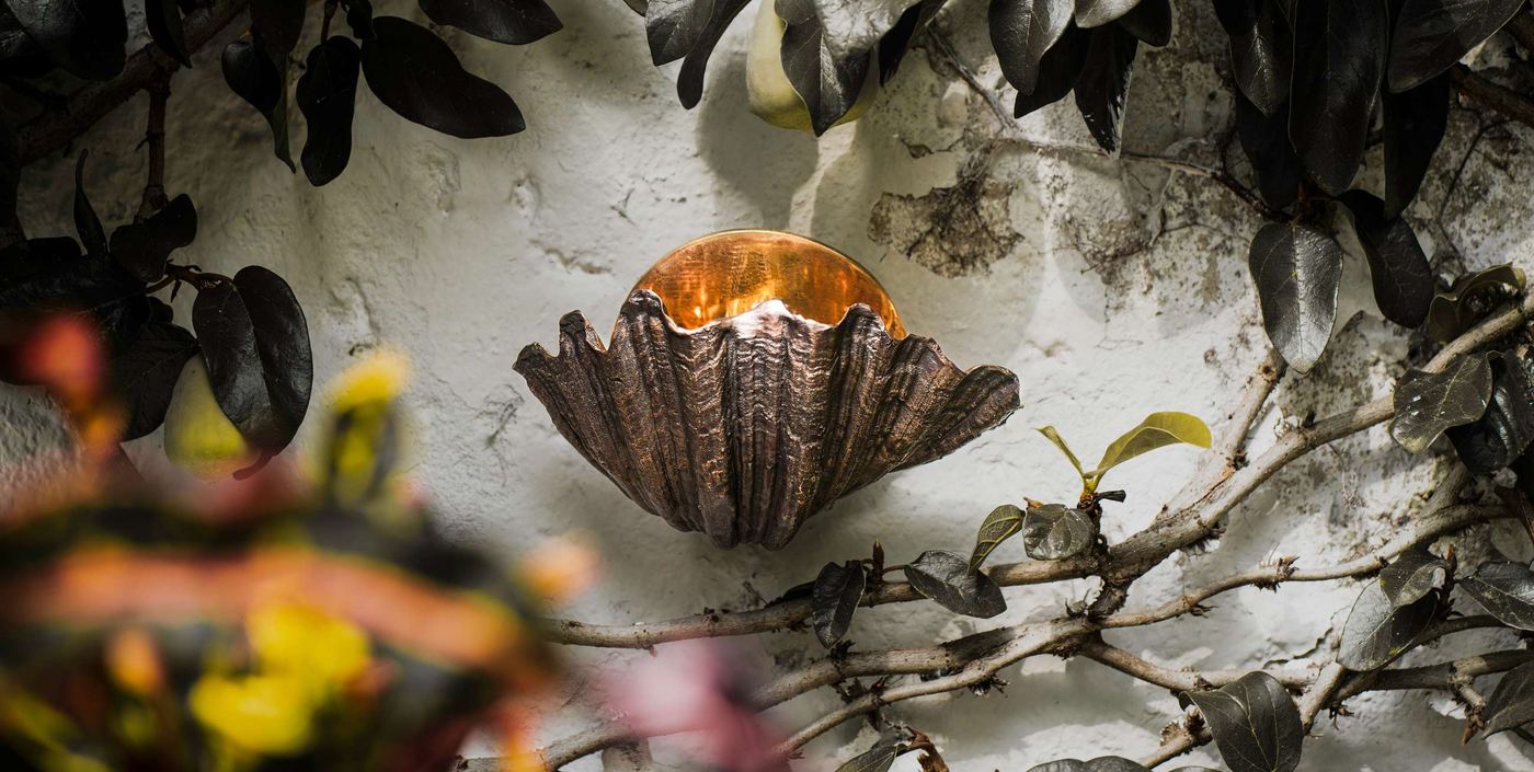 Pérola Wall Sconce em bronze patinado sobre muro
